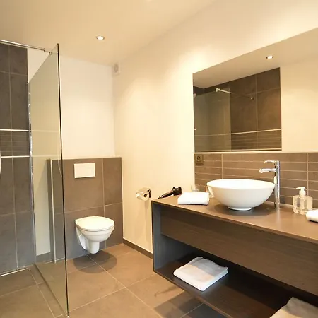 Lavish Villa In Malmedy With Heated Pool, Jacuzzi & Infrared Sauna בית נופש ליניוביל
