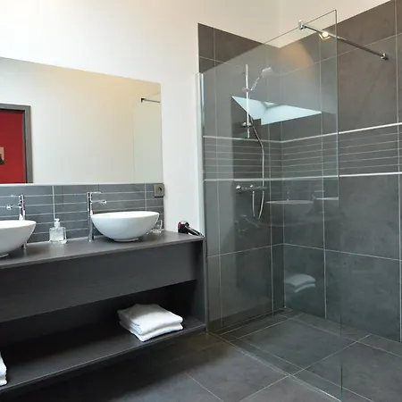 Lavish Villa In Malmedy With Heated Pool, Jacuzzi & Infrared Sauna בית נופש