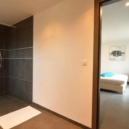 Lavish Villa In Malmedy With Heated Pool, Jacuzzi & Infrared Sauna בית נופש ליניוביל